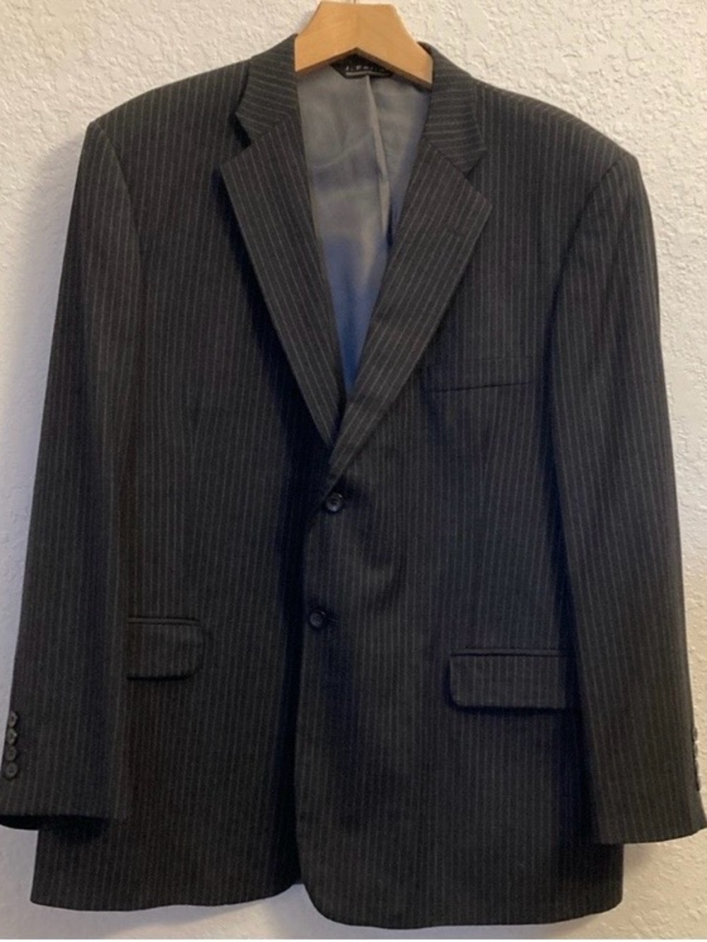 J FERRAR Classic Men's Pinstripe Gray Blazer. Sz 46R